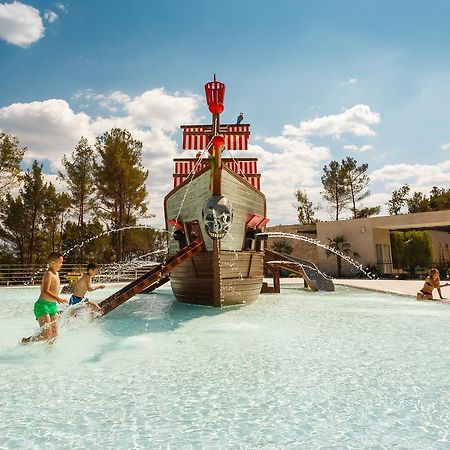 Mobile Homes Camping Santa Marina, Lanterna Tar-Vabriga Exteriör bild The pirate ship at the water park