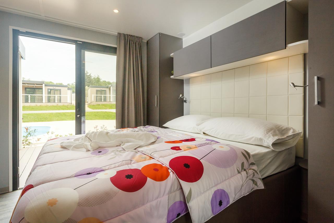 Mobile Homes Camping Santa Marina, Lanterna Tar-Vabriga Exteriör bild A bedroom at the hotel