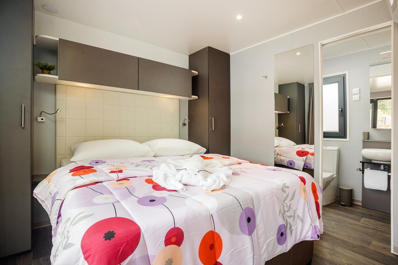 Mobile Homes Camping Santa Marina, Lanterna Tar-Vabriga Exteriör bild A bedroom in a static