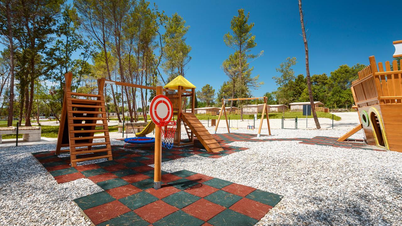 Mobile Homes Camping Santa Marina, Lanterna Tar-Vabriga Exteriör bild Playground in the park