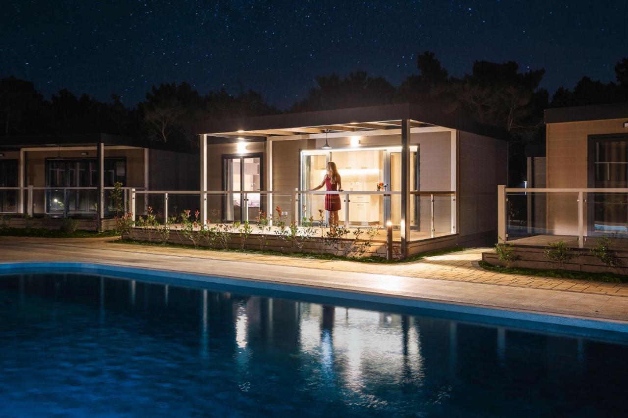 Mobile Homes Camping Santa Marina, Lanterna Tar-Vabriga Exteriör bild A mobile home at night