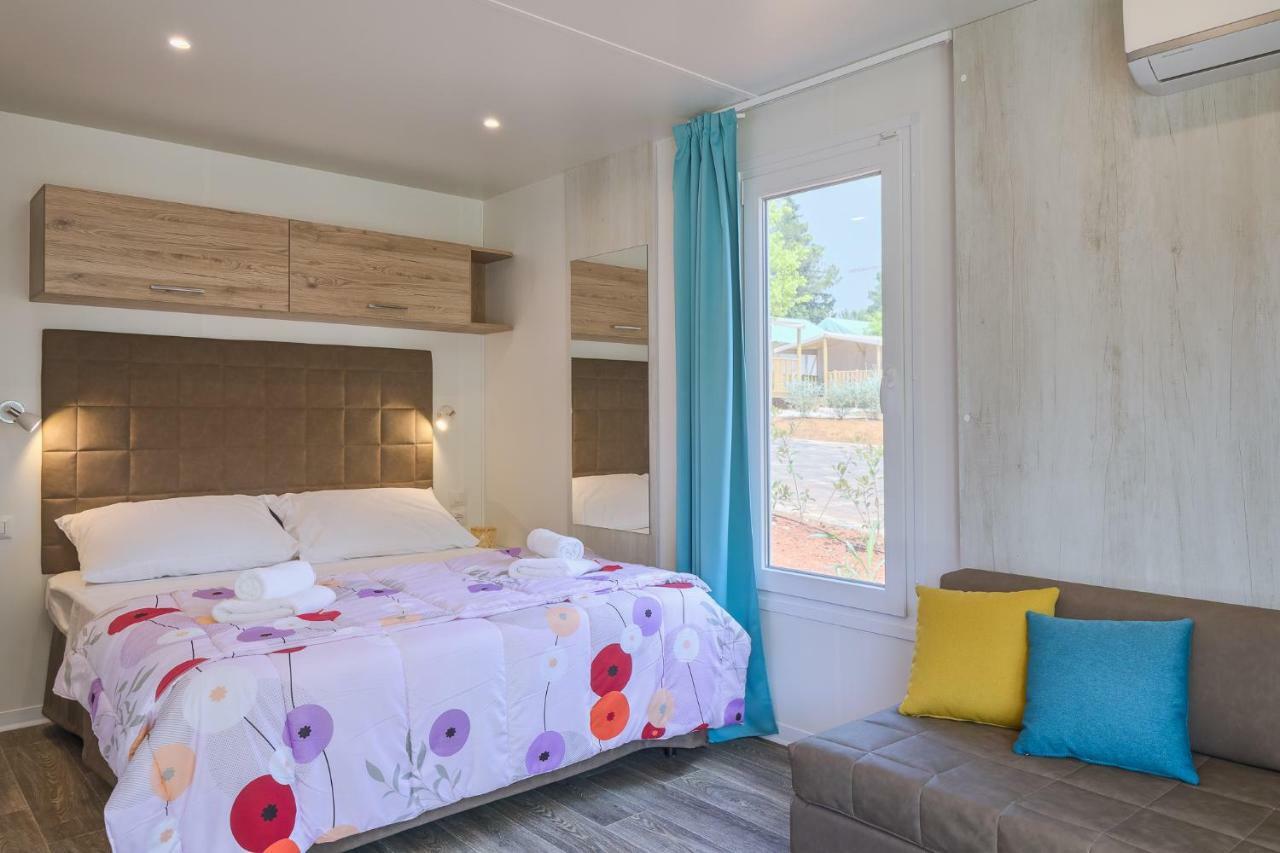 Mobile Homes Camping Santa Marina, Lanterna Tar-Vabriga Exteriör bild A bedroom in a mobile home