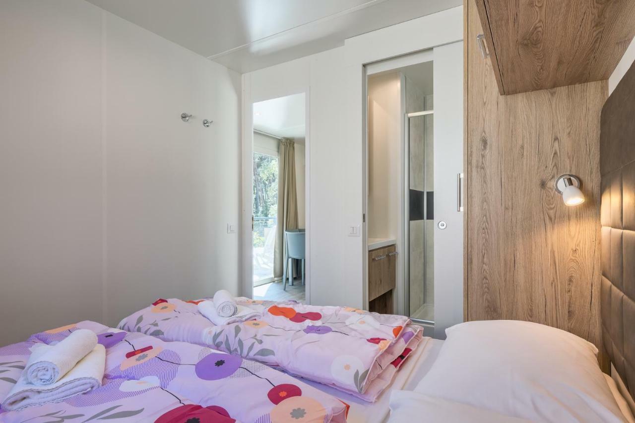 Mobile Homes Camping Santa Marina, Lanterna Tar-Vabriga Exteriör bild A bedroom in a mobile home