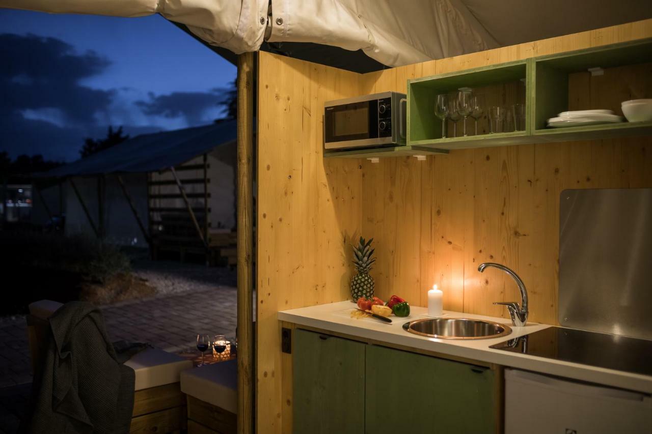 Mobile Homes Camping Santa Marina, Lanterna Tar-Vabriga Exteriör bild Kitchen in a Canvas Camp