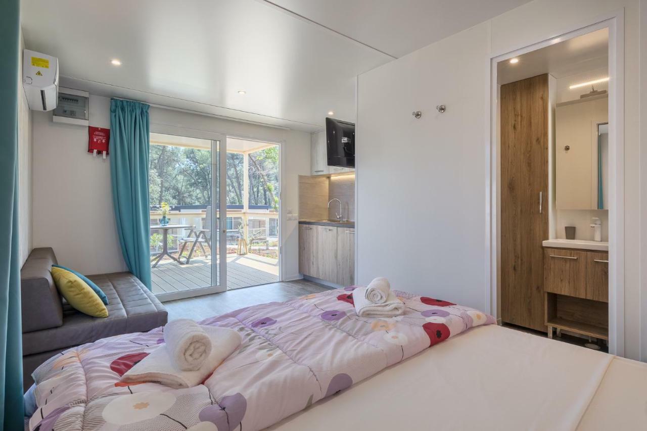 Mobile Homes Camping Santa Marina, Lanterna Tar-Vabriga Exteriör bild A typical studio at the resort