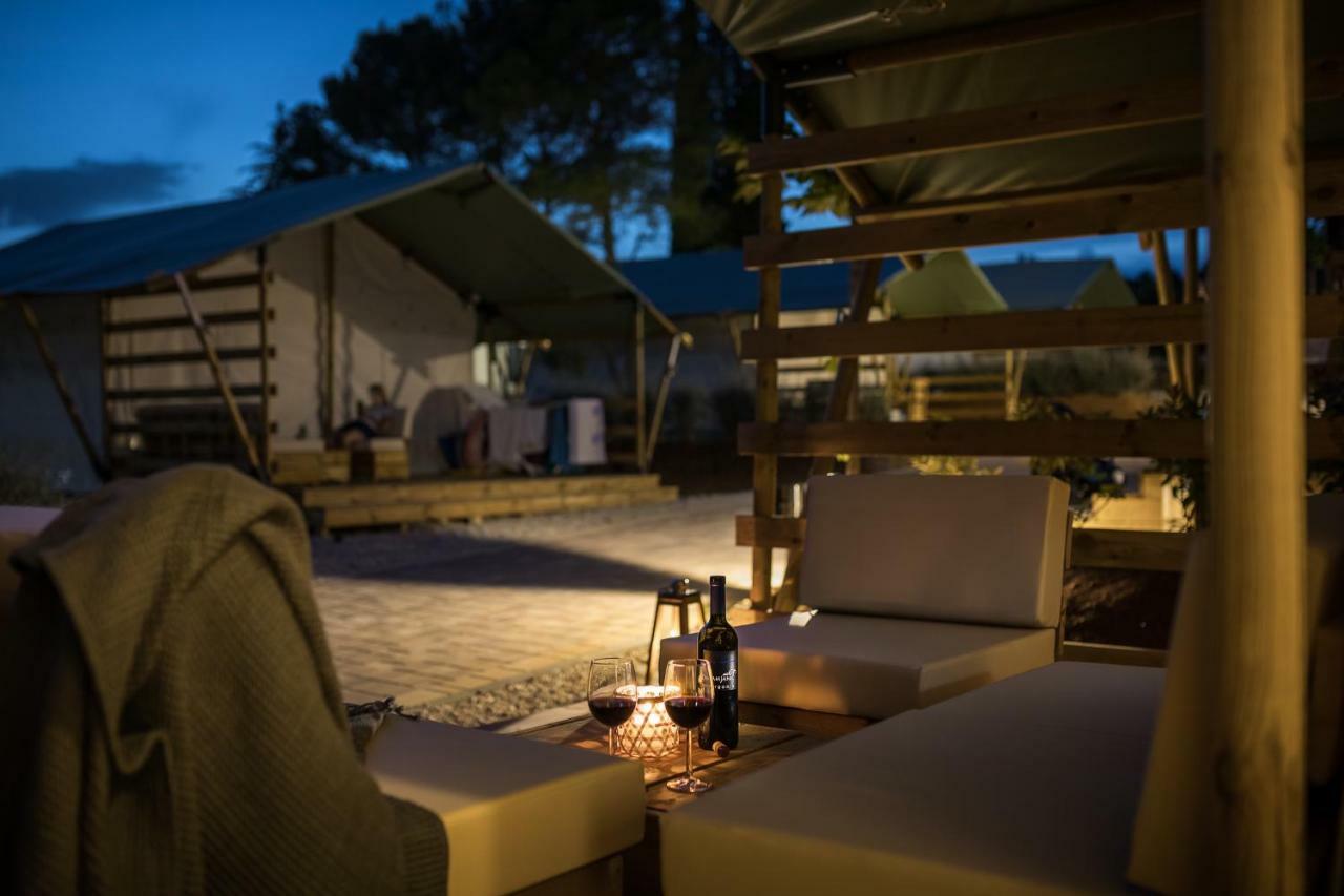 Mobile Homes Camping Santa Marina, Lanterna Tar-Vabriga Exteriör bild The resort at night