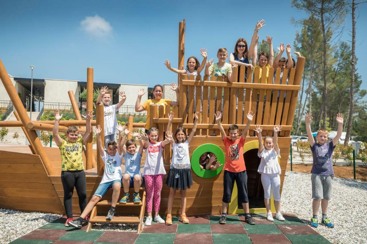 Mobile Homes Camping Santa Marina, Lanterna Tar-Vabriga Exteriör bild Children at the school