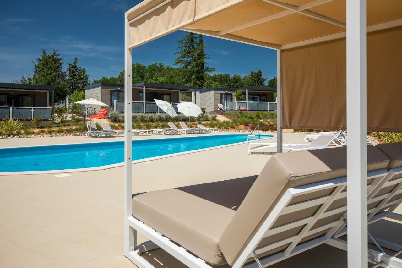 Mobile Homes Camping Santa Marina, Lanterna Tar-Vabriga Exteriör bild The swimming pool at the resort