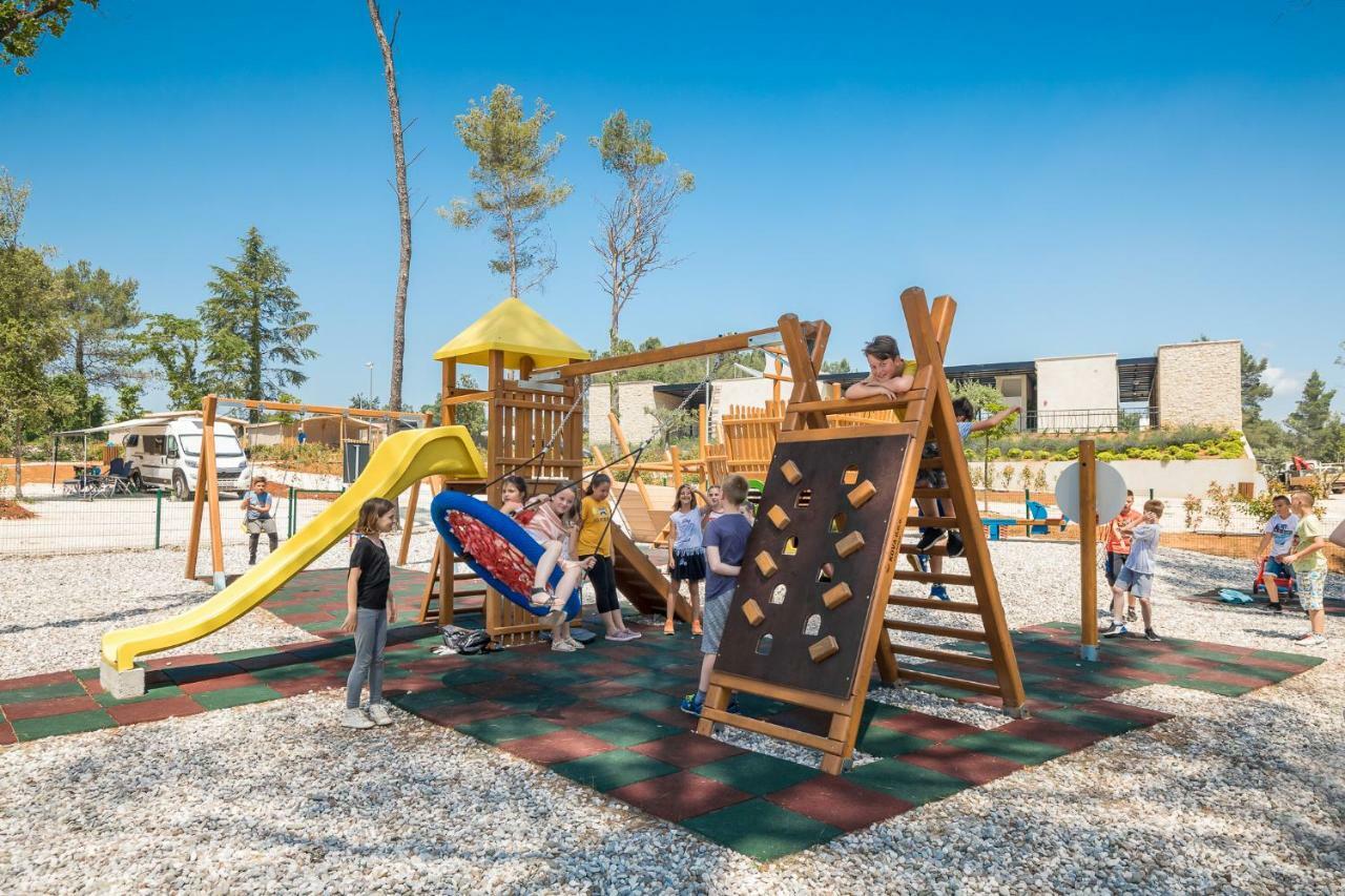Mobile Homes Camping Santa Marina, Lanterna Tar-Vabriga Exteriör bild Playground at the resort