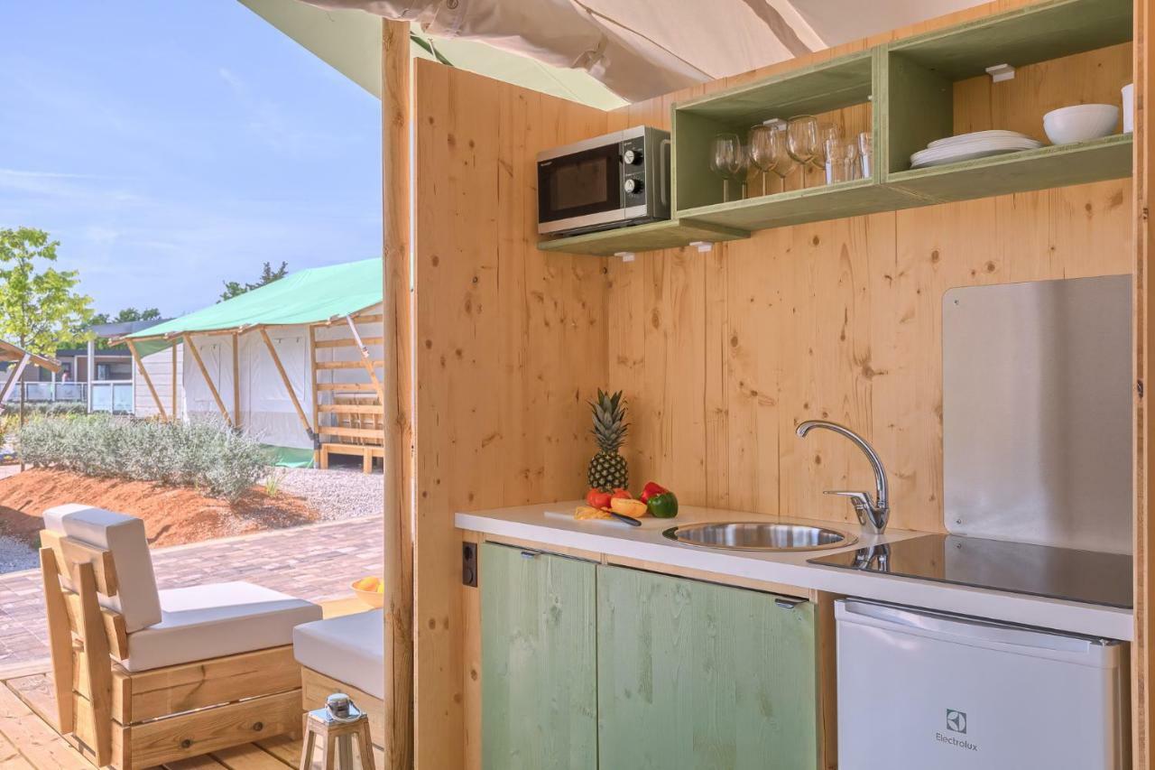 Mobile Homes Camping Santa Marina, Lanterna Tar-Vabriga Exteriör bild Kitchen in a mobile home