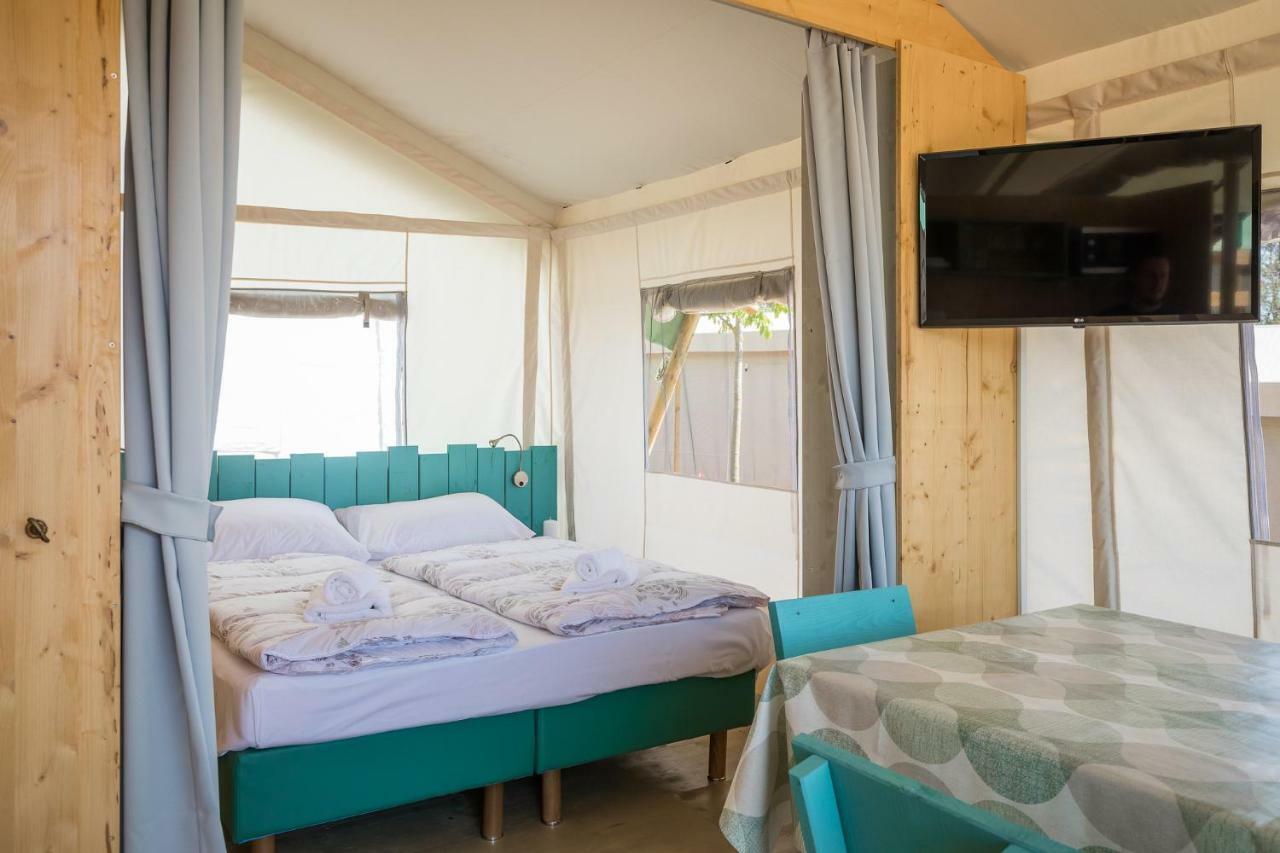 Mobile Homes Camping Santa Marina, Lanterna Tar-Vabriga Exteriör bild Interior of a Safari Lodge