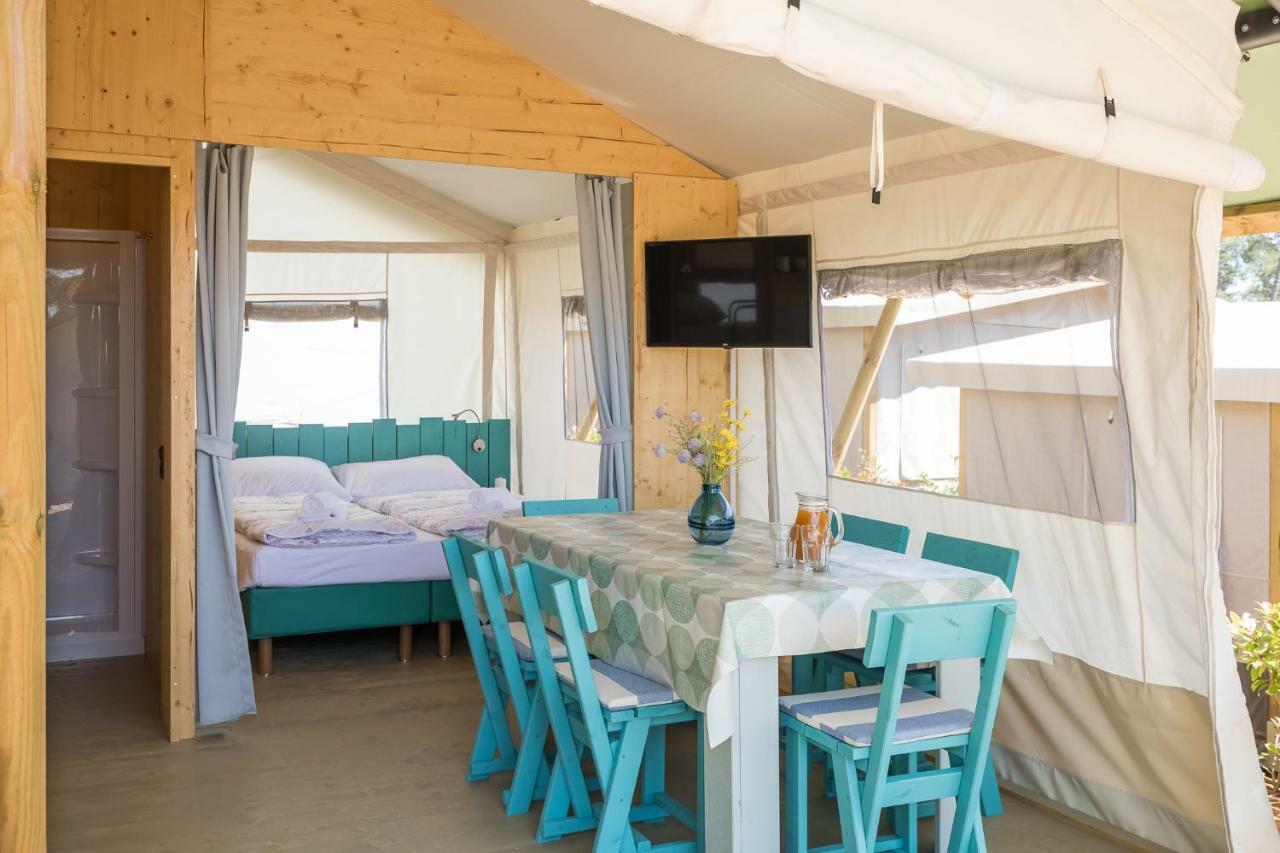 Mobile Homes Camping Santa Marina, Lanterna Tar-Vabriga Exteriör bild Interior of a safari tent